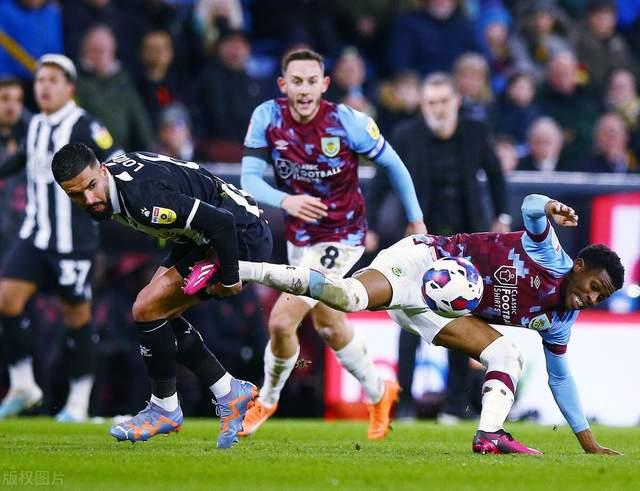 亚博体育-华德斯菲尔德客场逼平米尔沃尔,保持不败的简单介绍